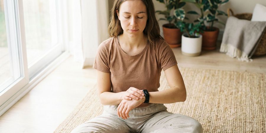 Midiendo frecuencia cardíaca durante la práctica de yoga