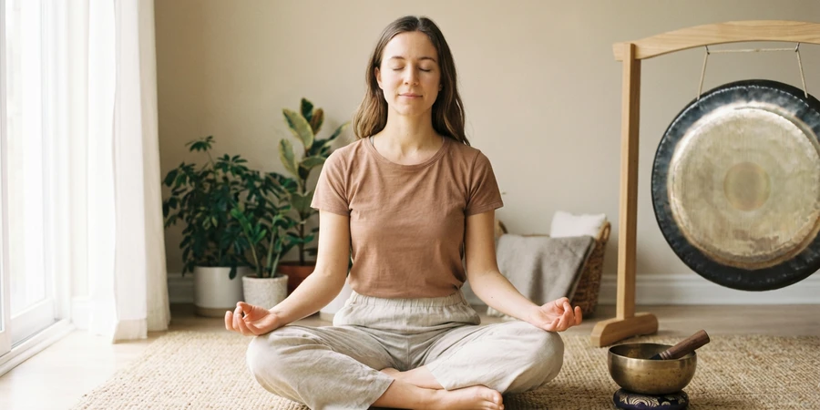 Instructor guiando a estudiante en kriya de kundalini yoga