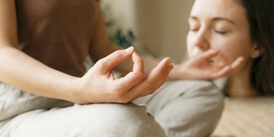 Anjali mudra en postura de namaste
