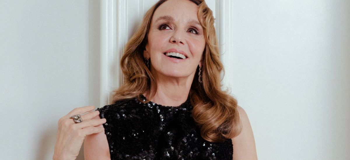 Philippine Leroy-Beaulieu practica yoga Iyengar desde hace 15 años: así cuida su cuerpo la actriz de Emily in Paris