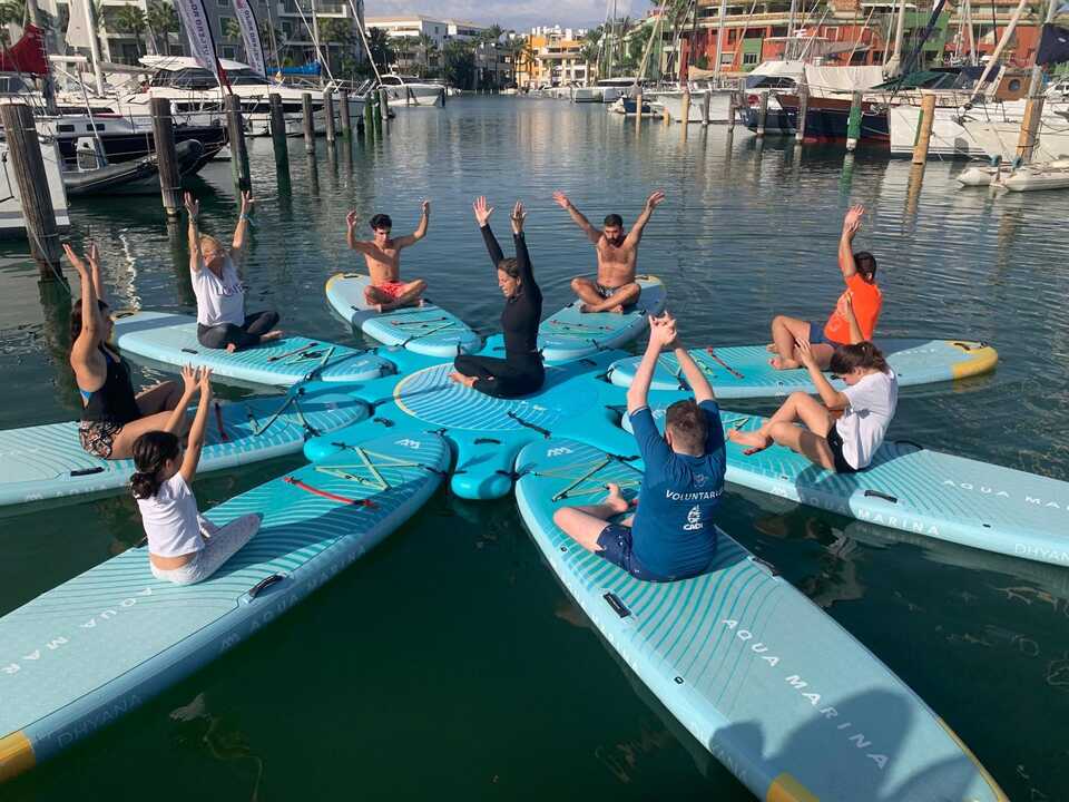 Yoga en el Puerto de Sotogrande: cuando el bienestar llega al mar
