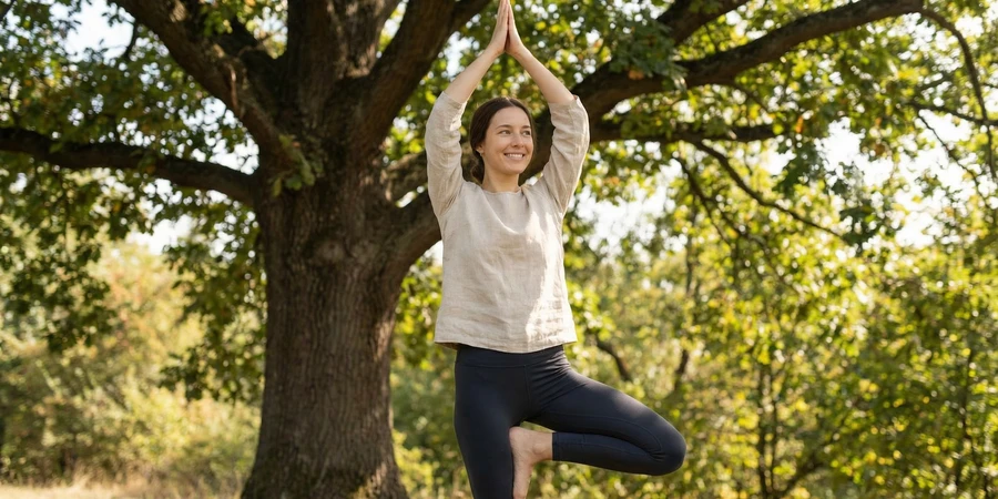 Comparación de errores comunes vs. técnica correcta en la postura del árbol