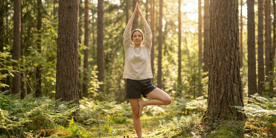 Detalle de la colocación correcta del pie en el muslo interno durante Vrikshasana