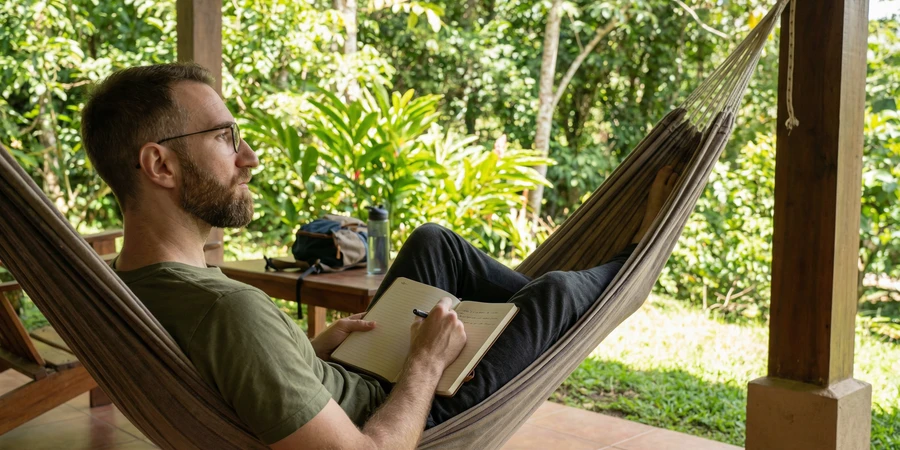 Día típico en retiro de yoga con meditación y asanas