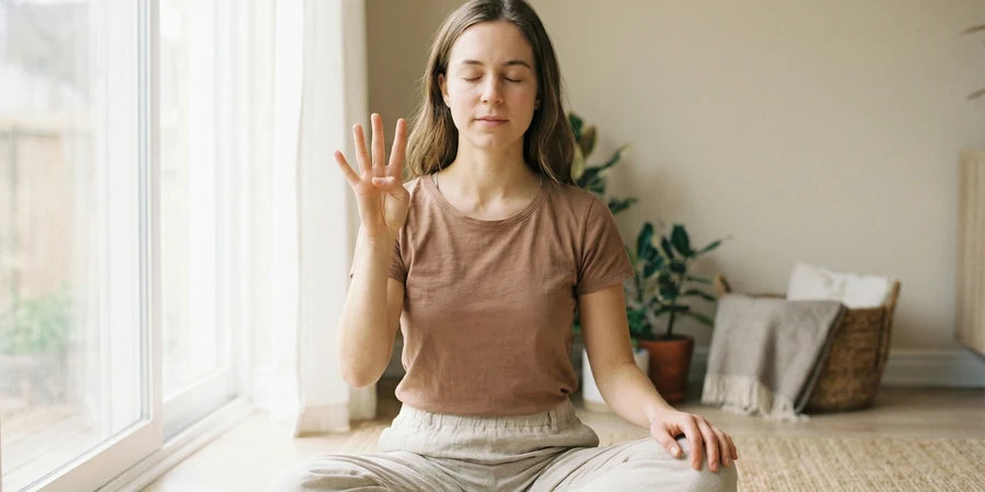 Práctica de relajación muscular progresiva para liberar tensión corporal